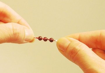 How to string beads and how to knot